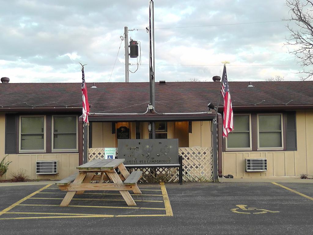 Motel 95 & Campground Hixton Exterior photo